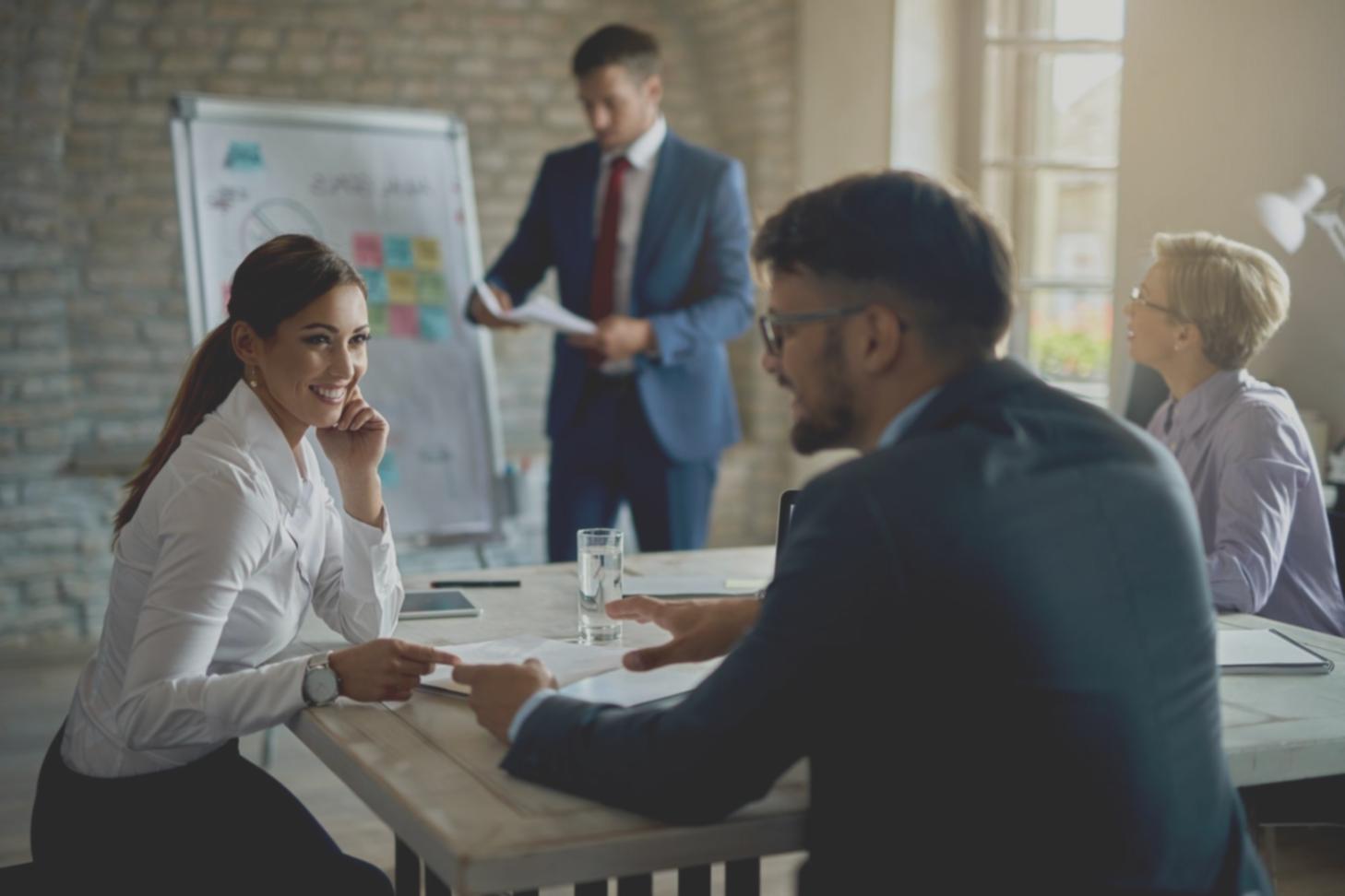 Équipe travaillant sur une stratégie de développement d'entreprise avec des documents et analyses