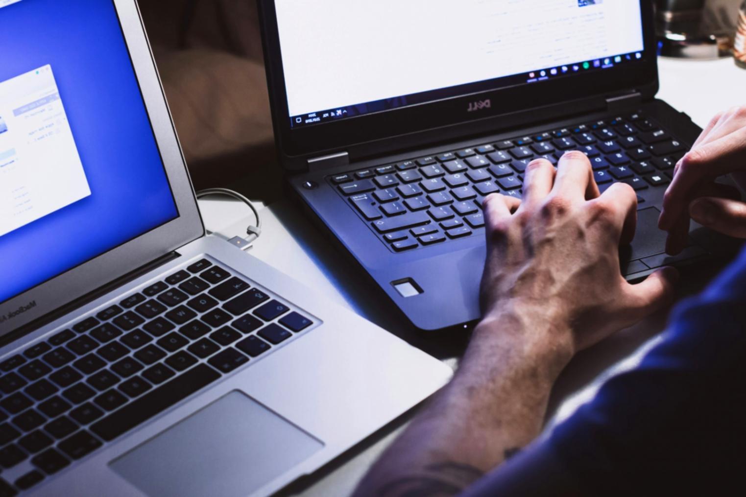 Bureau moderne avec outils de planification financière